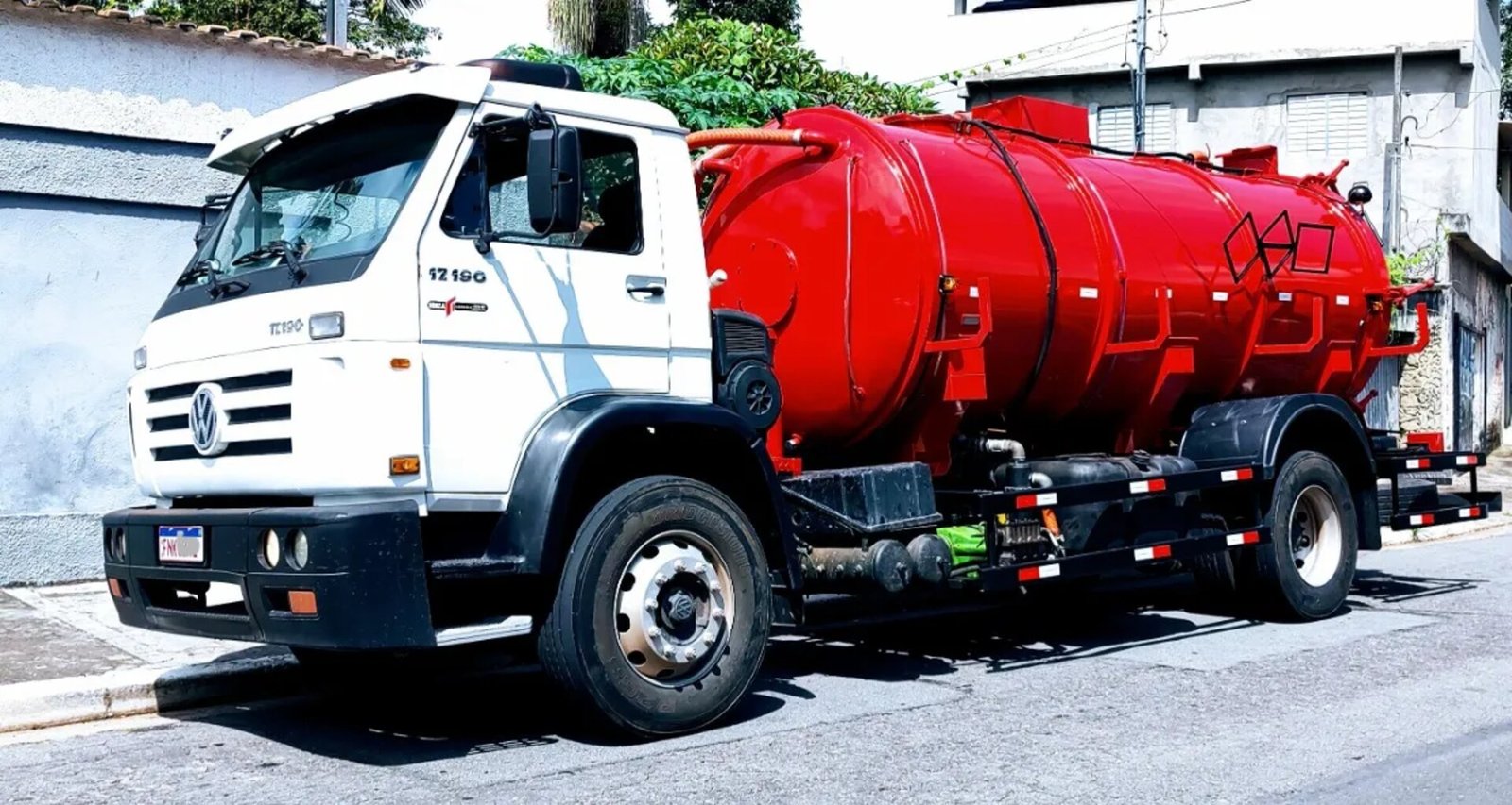 Desentupidora em Botafogo - equipe profissional realizando desobstrução de tubulação com hidrojato