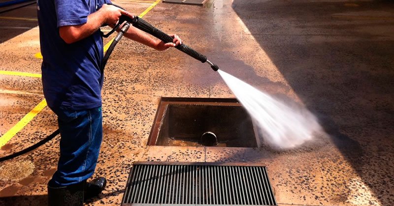 Equipe realizando hidrojateamento